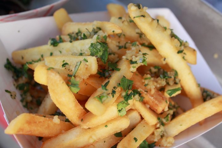 crepen around garlic fries